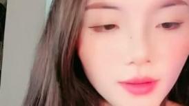 甜美气质美女！吊带睡衣换装死库水！大白翘臀对着镜头，张开双腿掰骚穴，展示美足极度诱惑
