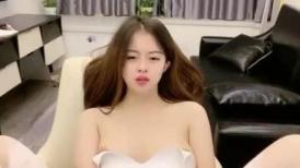 丝袜高跟极品好身材大奶子高颜值小骚牌精品大秀直播，听狼友指挥撅着屁股发骚，揉奶玩逼自慰呻吟可射别错过