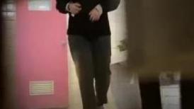 大神潜入大学女厕全景偷拍长发学妹的小黑鲍