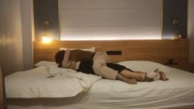 瘦子探花约草胖胖的厂妹，滚着床单把衣服就扒光了，这小身板玩弄胖胖的厂妹有点费劲啊