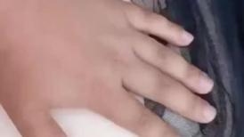 大家看看这是谁家的媳妇 居然带着小孩偷情 牛逼的是大白天还在户外直接开车 这大屁屁真白