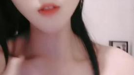 披肩发女神，模特身材全裸镜头前自慰，特写手指掰穴，小穴干净诱人