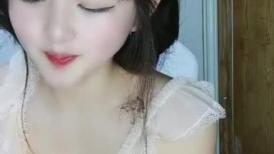 邻家有女初长成，清纯粉嫩的小妹全程露脸大秀直播，性感好身材水嫩骚穴，道具抽插淫声荡语高潮喷水不断刺激