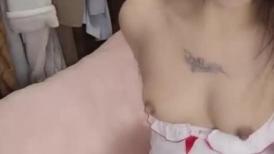 白丝情趣露脸小护士的诱惑，媚眼撩人表情好骚刺激狼友，舔弄假鸡巴，跳蛋塞逼里摩擦，道具抽插浪荡呻吟好骚