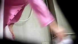出租屋挖了个小洞 美女屁股红通通 应该来姨妈了，目测蹲下来在洗屁股_^_^)