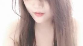 气质超棒新人美女！笑起来甜美！脱光光揉捏大奶子，近距离特写多毛骚穴，玩的有点黑肯定很骚