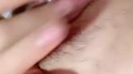 长相甜美的妹子，露脸特写超级粉嫩多汁鲍鱼，模特身材，手指插穴，骚的很
