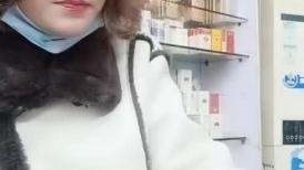极度风骚的超市老板娘，露脸在店里发骚，逼里塞跳蛋透明衣服面对顾客漏出好刺激，揉奶玩逼自慰高潮喷水特写