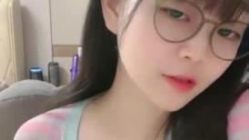 甜美眼镜美少女桃子！极品大肥臀超诱人！4小时激情不断，手指扣弄粉穴，抖动完美大屁股