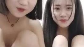 新来的女主姐妹花全程露脸激情大秀，陪狼友撩骚互动还害羞呢，姐妹花一起道具自慰逼逼浪荡呻吟，精彩别错过