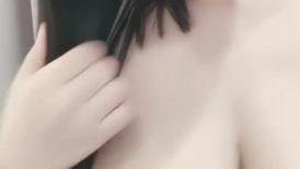 大啵啵巨乳极品尤物！白皙皮肤一线天肥穴！两个奶子脑袋那么大，掰穴揉搓，浴室地上湿身诱惑