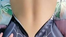 逼毛很性感的骚母狗被大鸡巴哥调教，深喉口交乳交乖巧听话激情上位抽插，浪叫呻吟让小哥后入干骚屁股真刺激