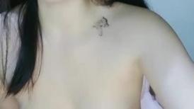 十八岁白丝露脸娇嫩小妹精彩直播大秀，性感的酮体好身材，自己揉着骚奶子特写展示逼逼给狼友看，淫水多汁