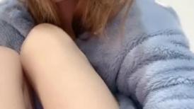 可爱新人妹子，冬天来了，穿毛茸茸的睡衣，露脸露小奶子，特写掰穴