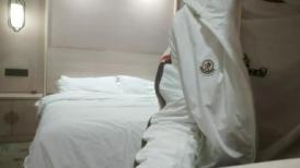 【无情的屌】，22岁外围小美女，苗条美乳身材一流，跳蛋辅助玩弄得她欲仙欲死，劲爆刺激！