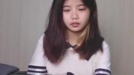 清纯娇嫩的小萝莉，全程露脸被小哥调教啪啪，深喉大鸡巴洗澡诱惑把逼逼洗干净让小哥无套爆草抽插，射了一逼