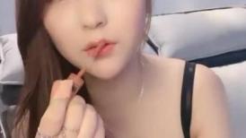 气质网红美女！笑起来甜美！收费房小秀一段，撩下内衣揉奶大奶，掰开小穴特写，扭动大肥臀诱惑