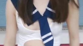 美的一塌糊涂的十七学姐全程露脸激情大秀，制服诱惑玩弄小骚逼，给大哥口交大鸡巴好骚，激情上位呻吟可射