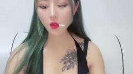 纹身小姐姐！连体情趣装激情操逼！抓起大屌吸吮，一线天肥穴修过逼毛，第一视角后入大屁股