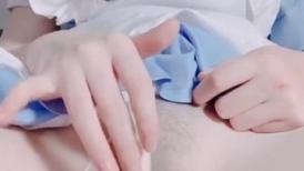 青春朦胧的年纪多稚嫩的娇体，千金掌上明珠、穿着公主装隔着丝袜跳蛋，这喷水绝美！