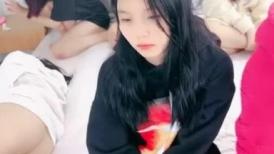 一堆00后嫩妹子群P淫乱！高颜值超级嫩！全部脱光光等着被操，骑乘位扶屌插入，手指扣弄嫩穴