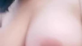 大眼萌妹子了露脸丰满模特身材，吊钟奶子露脸自慰特写掰穴原生态逼逼