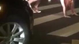 最新门事件醉酒女半夜脱光光在马路中间模拟性交被路过的司机按喇叭围观喝彩