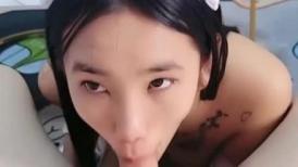 有护士情节的大屌哥天天让小骚女装备护士情趣开档丝袜诱惑，口交乳交足交大鸡巴，无套爆草抽插表情妩媚风骚