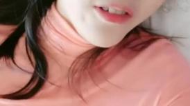 气质露脸哺乳期的小阿姨家里有人偷偷的跟狼友骚一下，互动撩骚漏出坚挺的大奶子挤奶水给狼友看，自己抠逼逼