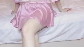 粉嘟嘟的装扮，哥哥们喜欢吗，露脸的白皙肌肤上海女神，光溜溜的大腿 露穴好诱惑！
