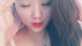 甜美可爱又性感的女大学生放假在家挣外快玩黄播，全程露脸深夜洗澡诱惑，把逼逼洗干净特写给狼友看舔逼淫水