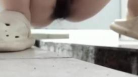 路边沟厕超近距离贴B拍白衣少妇的小黑鲍