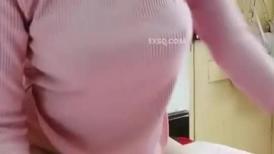 床上的极品尤物，全程露脸哺乳期的小阿姨出租房内直播大秀，挤奶水给狼友喝，偷偷的脱光揉奶玩逼舔自己淫水