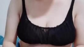 大奶子骚孕妇都快生了还在镜头前发骚赚外快，全程露脸直播跟狼友互动撩骚，跳蛋自慰逼逼奶子都能挤出水了