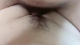 新人小宝贝，露脸自拍让小哥无套抽插，自己拿着手机让狼友看自己的骚表情，夹紧双腿快速抽插浓精全射逼逼里