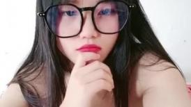 带着眼镜的妹子在家里了自慰，露脸特写小蝴蝶逼，换个角度展示美鲍鱼