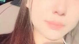 年轻嫩妹子户外驾车，停车后排座做爱，深喉口交无套操刮毛逼射在外阴上