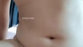 风韵犹存的极品小少妇乖巧听话让小哥按着头舔弄大鸡巴好骚啊，激情上位扭动骚臀浪叫呻吟舔大哥手指抠逼尿尿