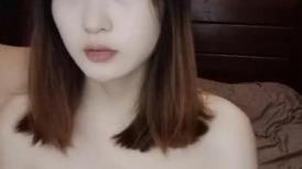 爱穿丝袜的小姨子露脸伺候小哥哥，让小哥玩着奶子亲小嘴，口交大鸡巴，多体位蹂躏无套抽插，精液全射骚逼里
