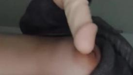 四眼高中妹小区楼梯间自慰，趁父母都睡着了，悄悄出门，这阴森森的夜晚，美眉如此大胆，高潮喷尿！