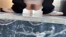 景区公厕偷拍年轻小妹水嫩多汁的鲍鱼,