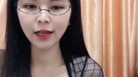 御姐范十足眼镜骚女！性感包臀裙脱衣舞！黑丝美腿抖臀，换上护士情趣装，掰穴特写翘起美臀