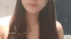 鸭舌帽新人甜美少女！卫生间诱惑一对豪乳！脱光光马桶上掰穴，特写视角揉搓阴蒂，手指扣弄骚逼