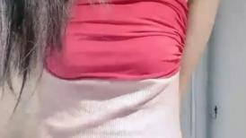模特级网红女神！长发红唇超性感！撩起长裙珍珠丁字裤，翘起美腿假屌插穴，进进出出抽插极度诱惑