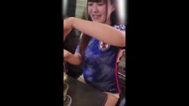 FC2 3139843 【顔出し】日本代表感謝祭。スポーツバーの健康的美尻JDバイトリーダー、ユニフォーム着せたままハメて大量中出し