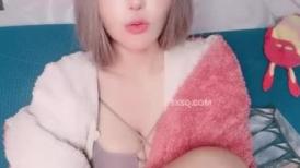 灰色短发漂亮小姐姐！近期下海收费房！性感丝袜美足，大黑牛假屌双管齐下，淫语骚话不断好骚