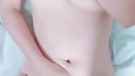 白皙大御姐露脸卖力口交，传教士操逼，操的语无伦次呻吟，女上位强力深插