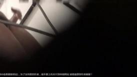 猥琐房东洞中偷窥两位年轻的美女租客洗澡