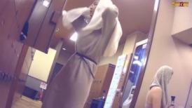 12月新流温泉洗浴酒店女宾换衣室洗浴间内部真实偸拍
