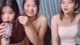 广东女团三个小迷妹的诱惑，全程露脸淫语互动让小二哥调教，洗澡诱惑吃奶玩逼，叠罗汉展示骚穴互相摩擦好骚